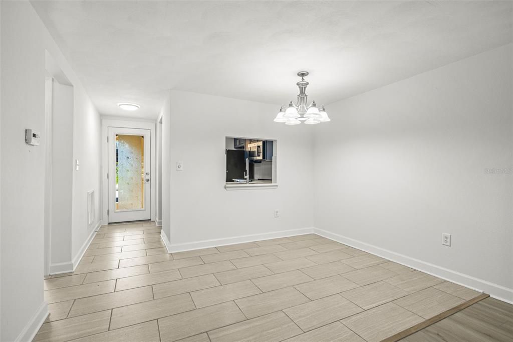 На продажу: $124,900 (2 спален, 1 ванн, 975 Квадратных фут)