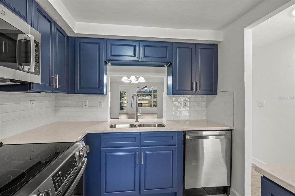 На продажу: $124,900 (2 спален, 1 ванн, 975 Квадратных фут)