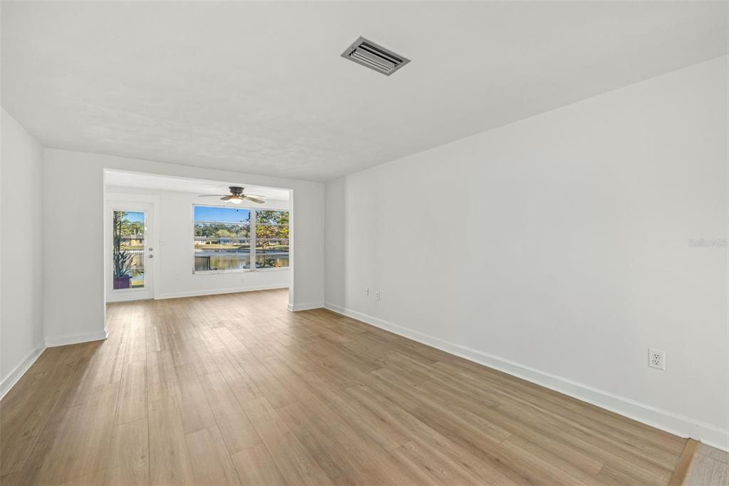 На продажу: $124,900 (2 спален, 1 ванн, 975 Квадратных фут)