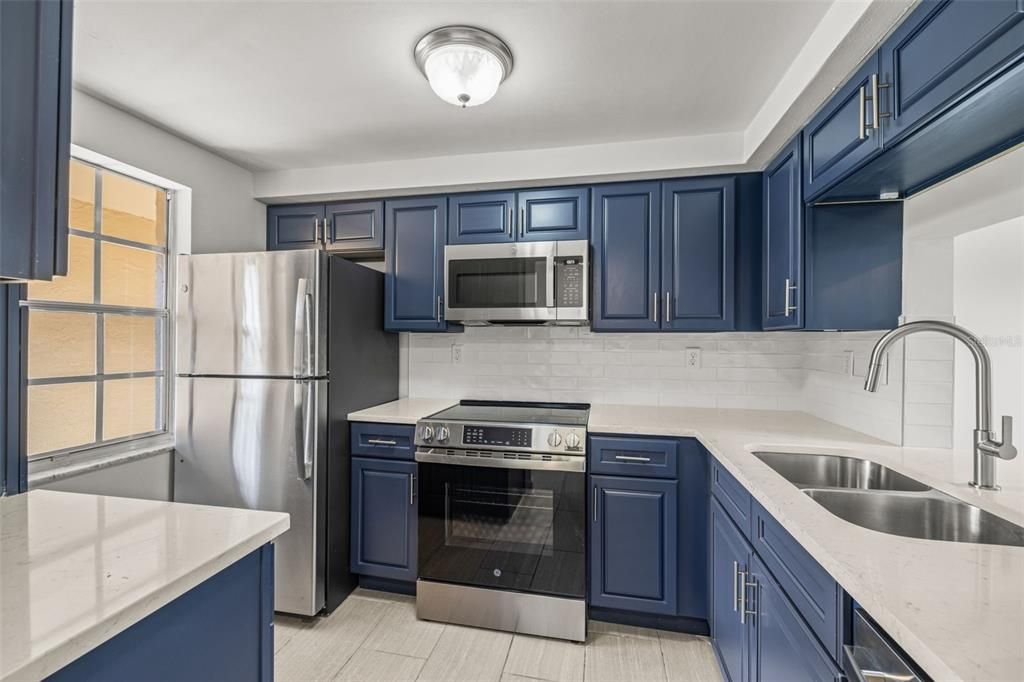 На продажу: $124,900 (2 спален, 1 ванн, 975 Квадратных фут)