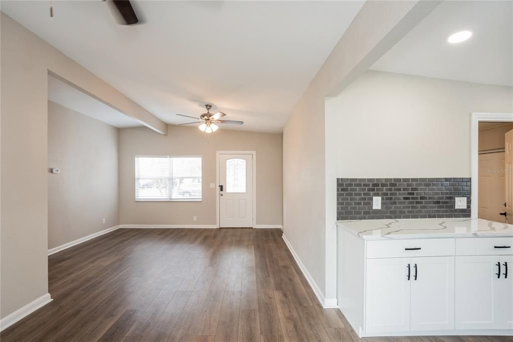 出租: $2,560 (3 贝兹, 1 浴室, 1112 平方英尺)