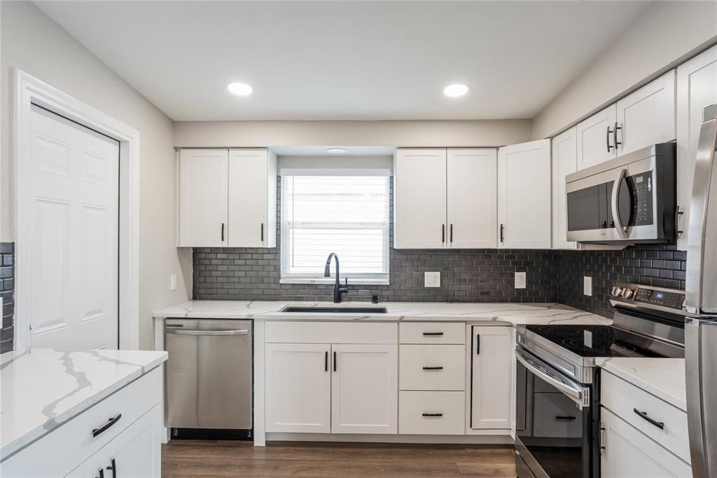 出租: $2,560 (3 贝兹, 1 浴室, 1112 平方英尺)