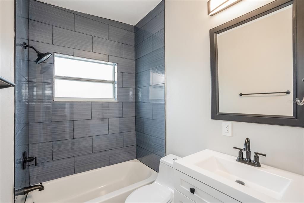 出租: $2,560 (3 贝兹, 1 浴室, 1112 平方英尺)