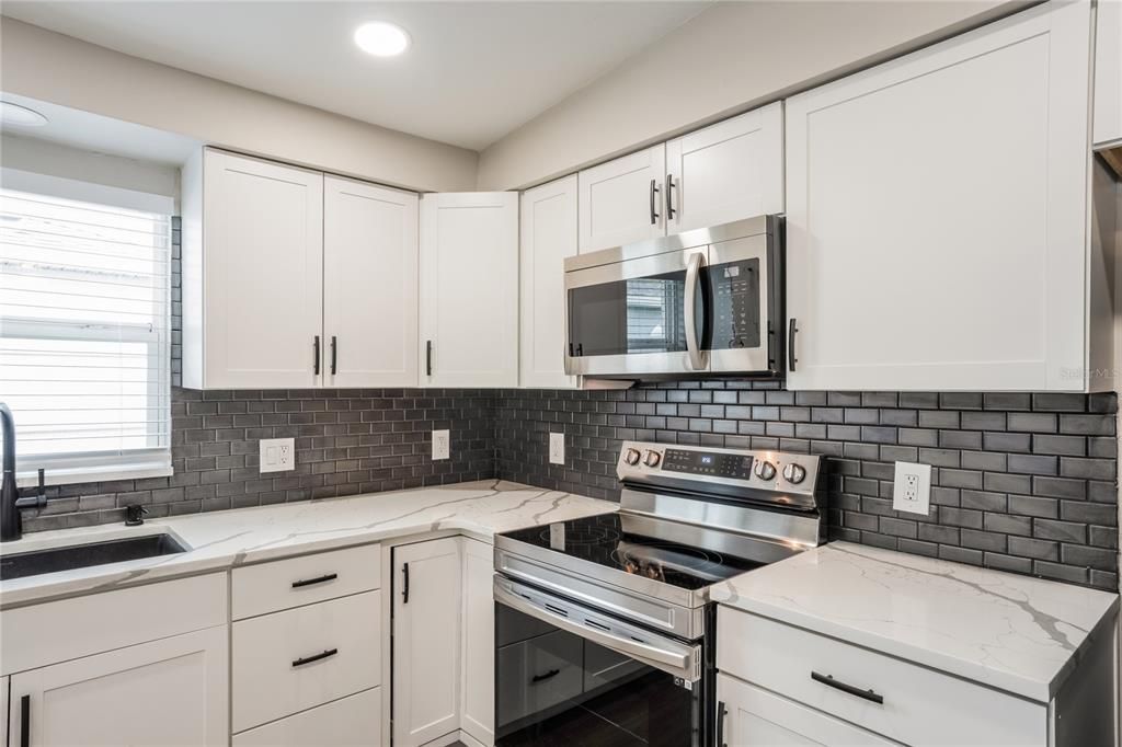 出租: $2,560 (3 贝兹, 1 浴室, 1112 平方英尺)