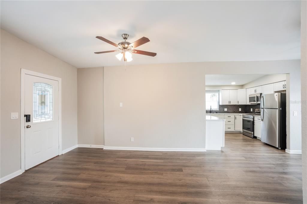 出租: $2,560 (3 贝兹, 1 浴室, 1112 平方英尺)