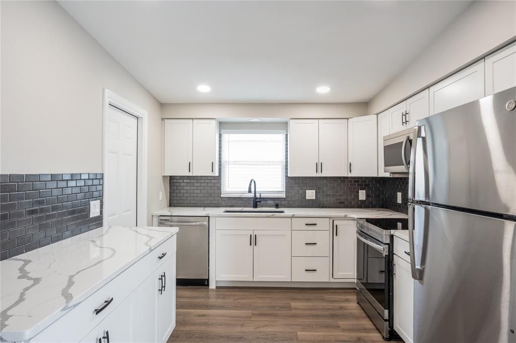 出租: $2,560 (3 贝兹, 1 浴室, 1112 平方英尺)