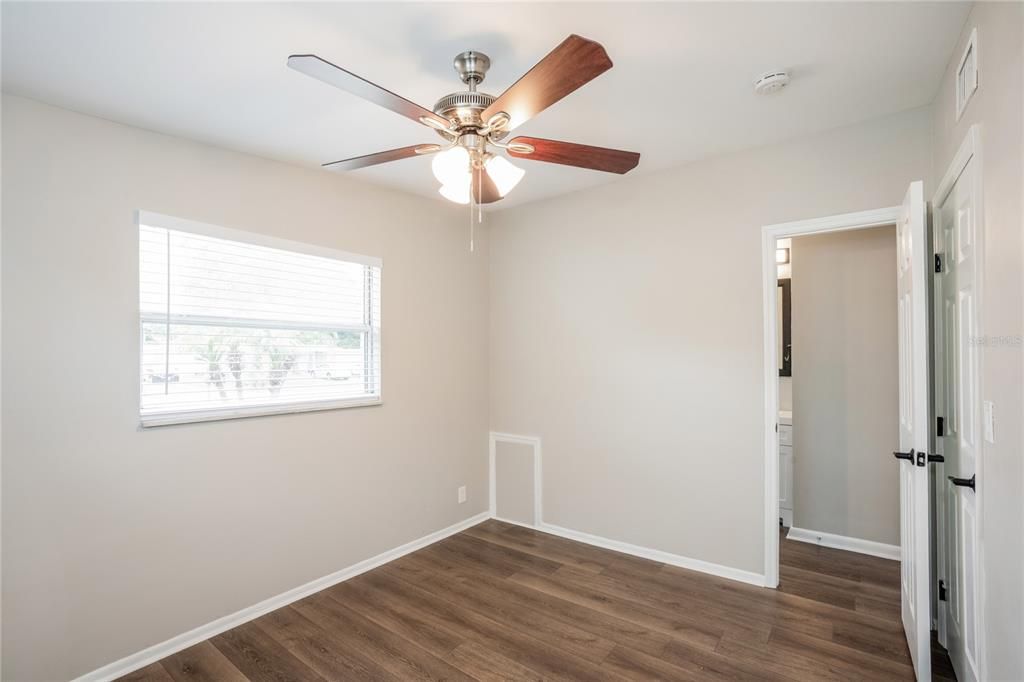 出租: $2,560 (3 贝兹, 1 浴室, 1112 平方英尺)