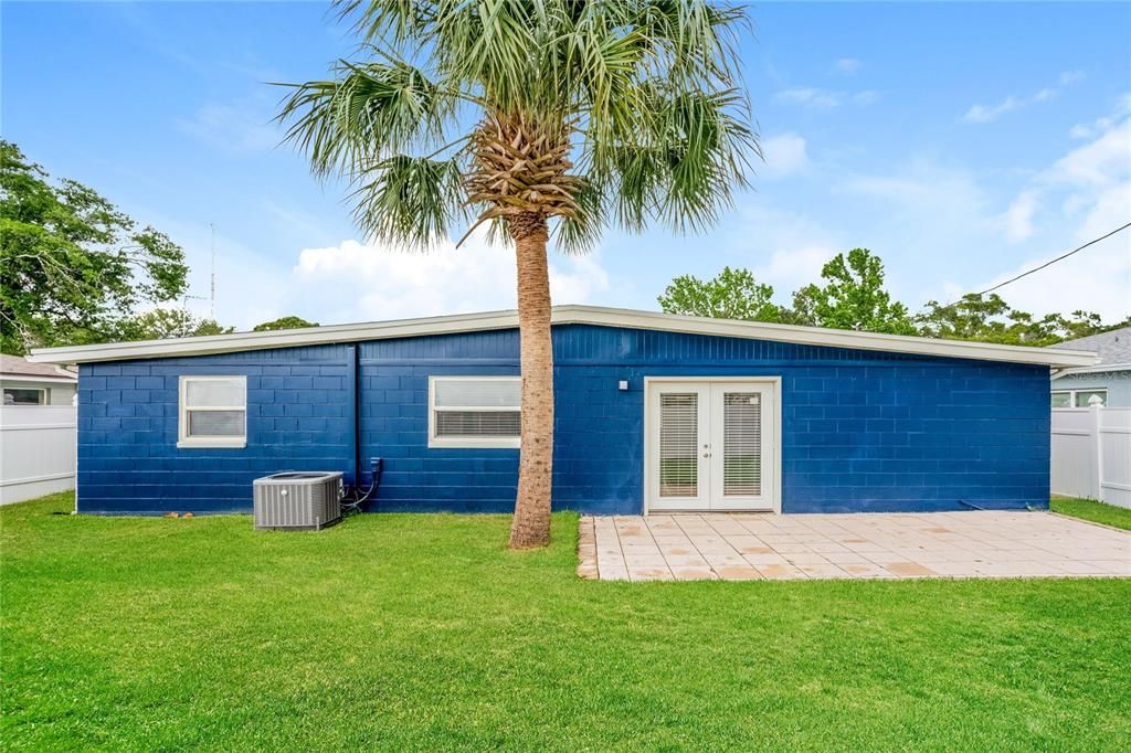 出租: $2,560 (3 贝兹, 1 浴室, 1112 平方英尺)