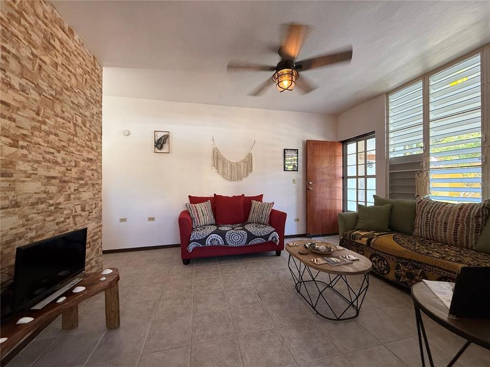 待售: $225,000 (2 贝兹, 2 浴室, 1047 平方英尺)