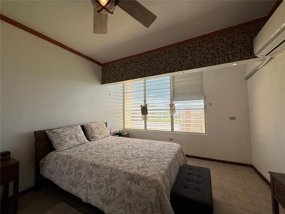 待售: $225,000 (2 贝兹, 2 浴室, 1047 平方英尺)