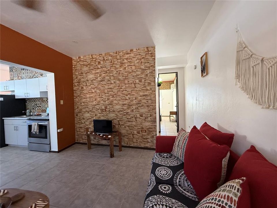 待售: $225,000 (2 贝兹, 2 浴室, 1047 平方英尺)