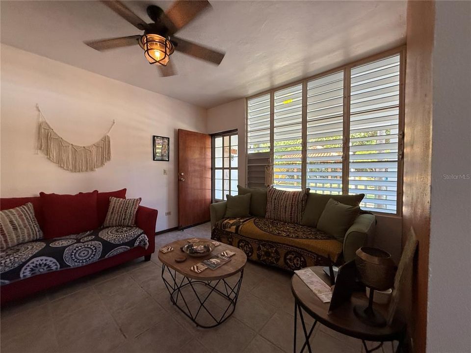 待售: $225,000 (2 贝兹, 2 浴室, 1047 平方英尺)