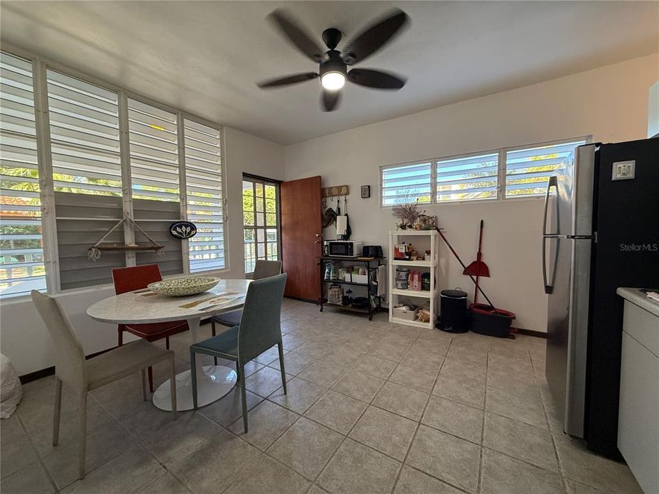 待售: $225,000 (2 贝兹, 2 浴室, 1047 平方英尺)