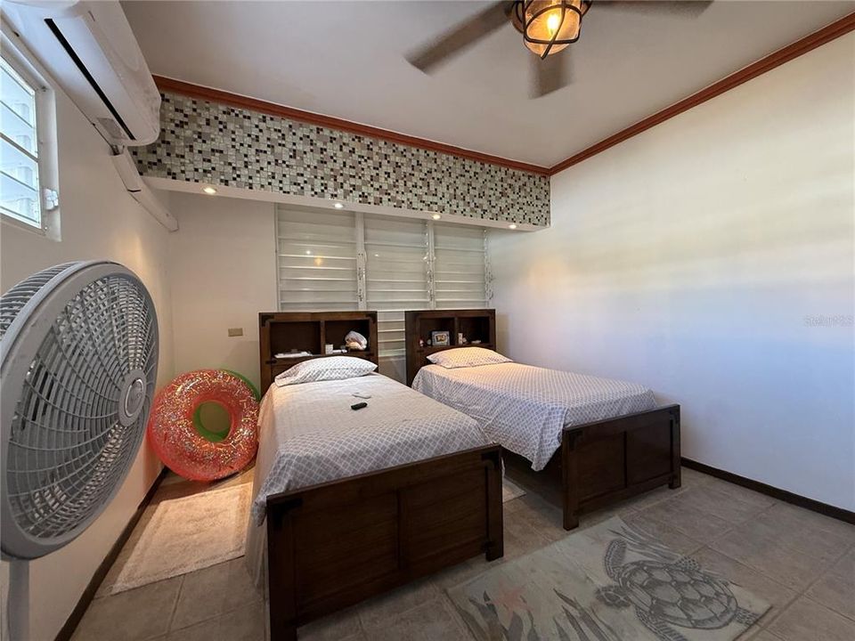 待售: $225,000 (2 贝兹, 2 浴室, 1047 平方英尺)