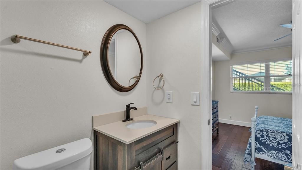 For Rent: $1,375 (2 beds, 1 baths, 840 Square Feet)