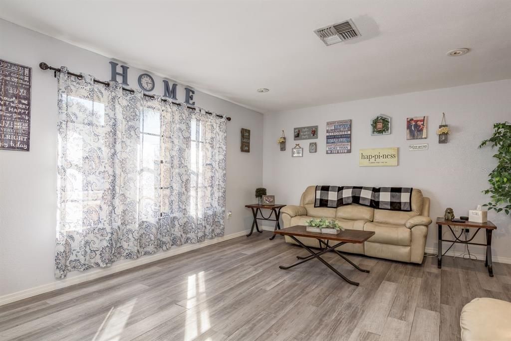 待售: $400,000 (5 贝兹, 2 浴室, 2530 平方英尺)