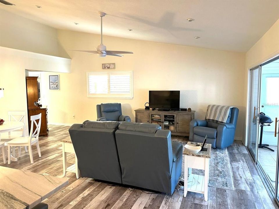 На продажу: $550,000 (2 спален, 2 ванн, 1205 Квадратных фут)