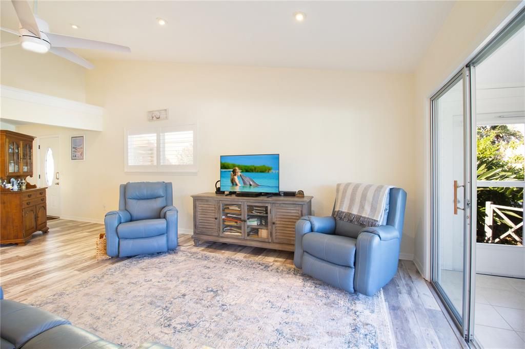 На продажу: $550,000 (2 спален, 2 ванн, 1205 Квадратных фут)