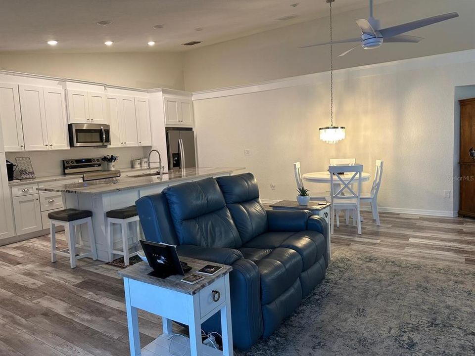 На продажу: $550,000 (2 спален, 2 ванн, 1205 Квадратных фут)