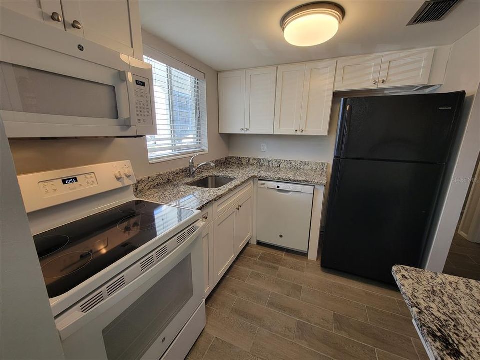 На продажу: $125,000 (2 спален, 1 ванн, 733 Квадратных фут)