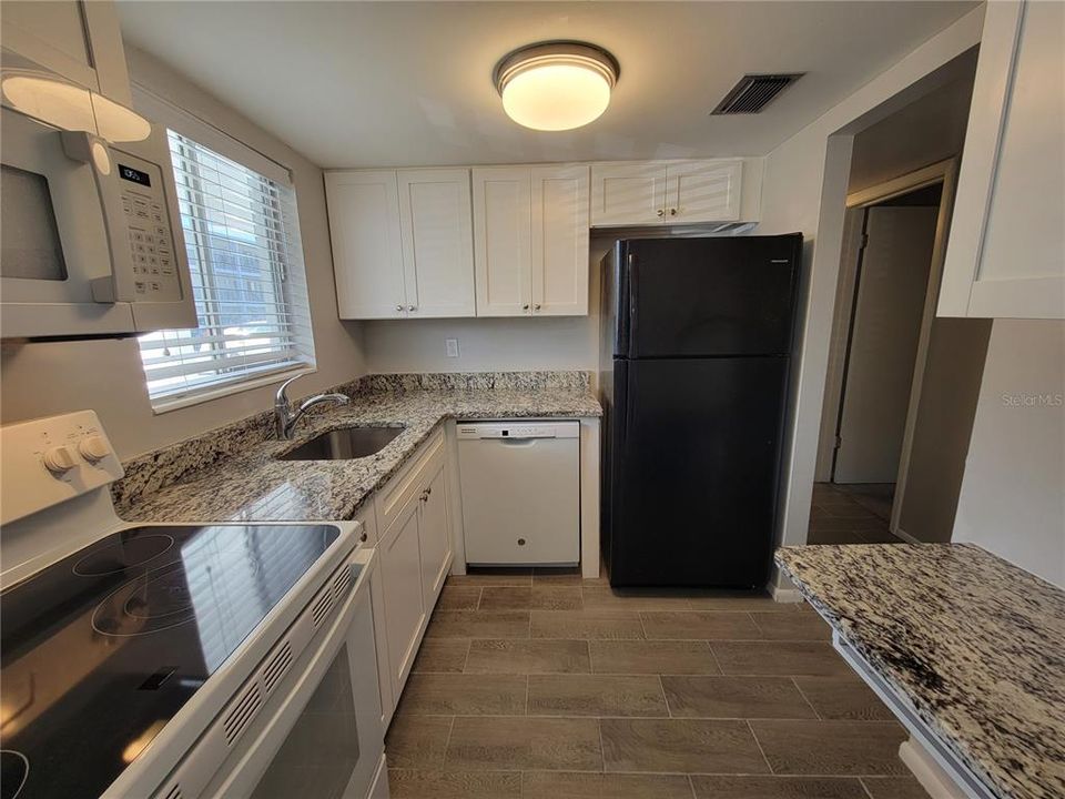 На продажу: $125,000 (2 спален, 1 ванн, 733 Квадратных фут)