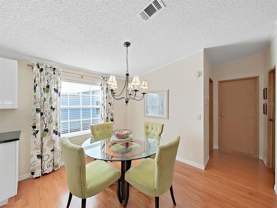 待售: $179,000 (3 贝兹, 2 浴室, 1056 平方英尺)