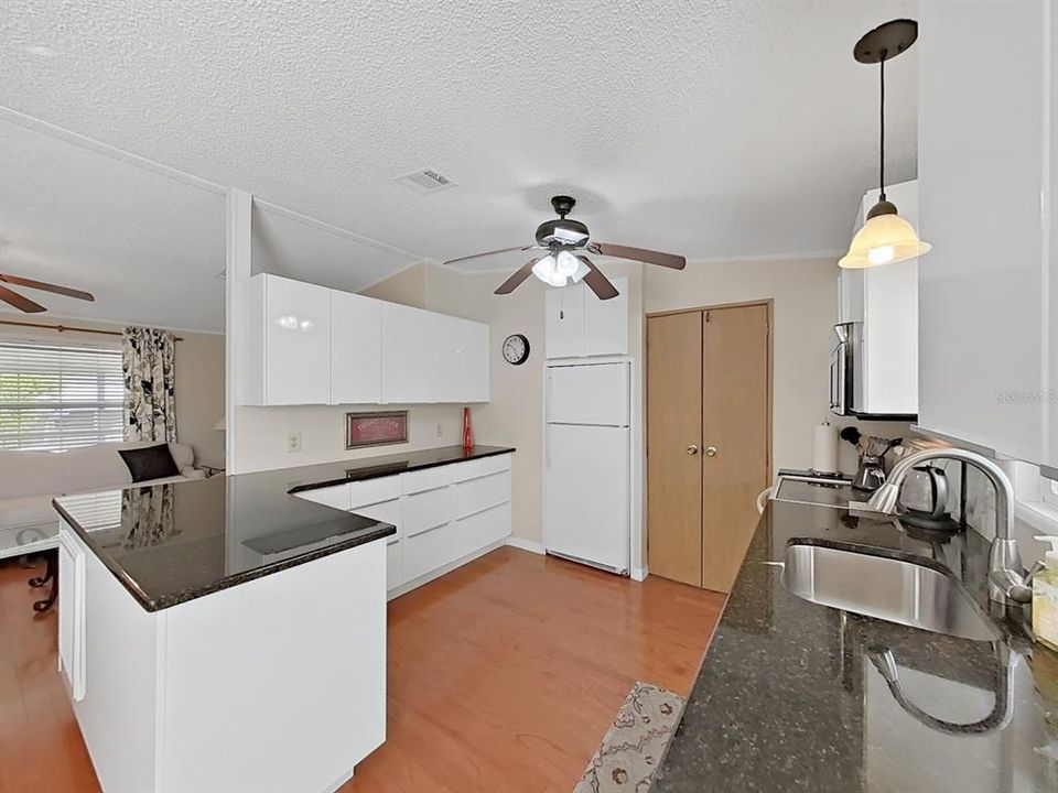 待售: $179,000 (3 贝兹, 2 浴室, 1056 平方英尺)