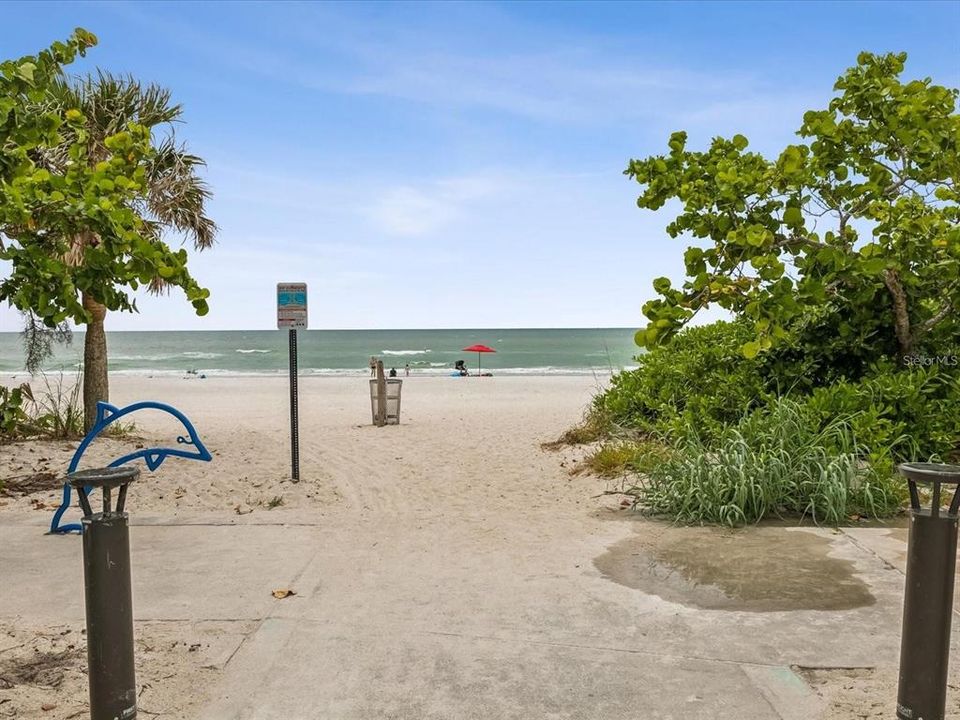 For Sale: $299,953 (2 beds, 2 baths, 881 Square Feet)