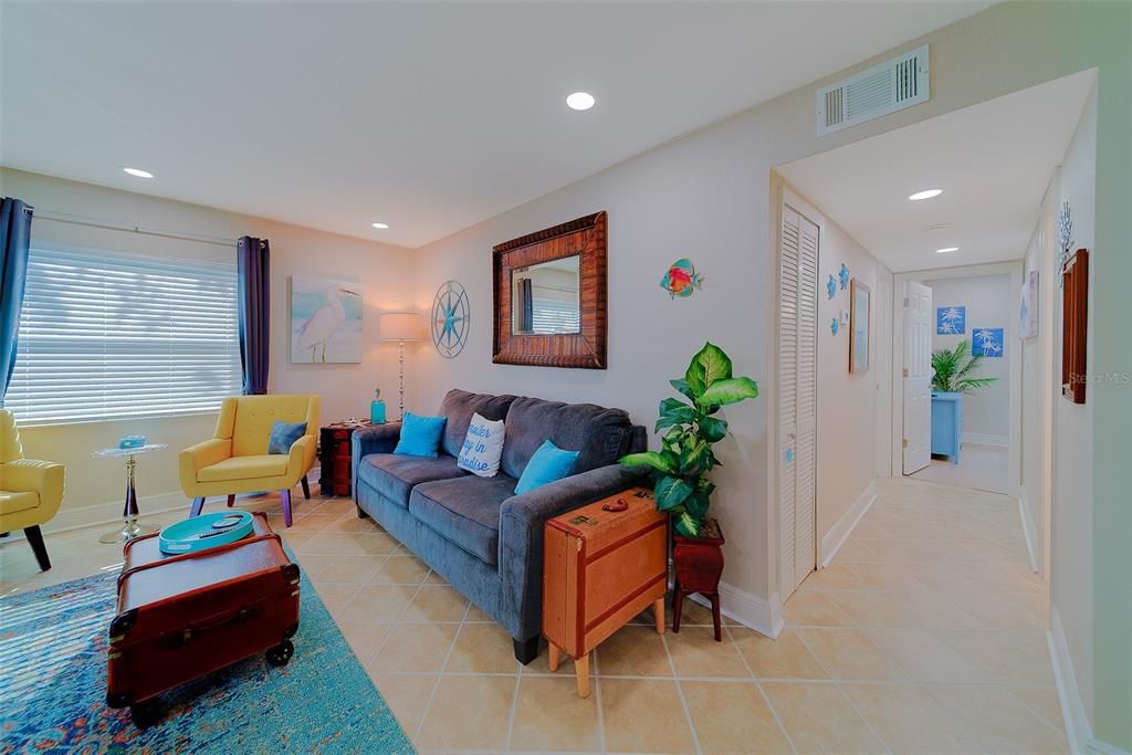 For Sale: $299,953 (2 beds, 2 baths, 881 Square Feet)