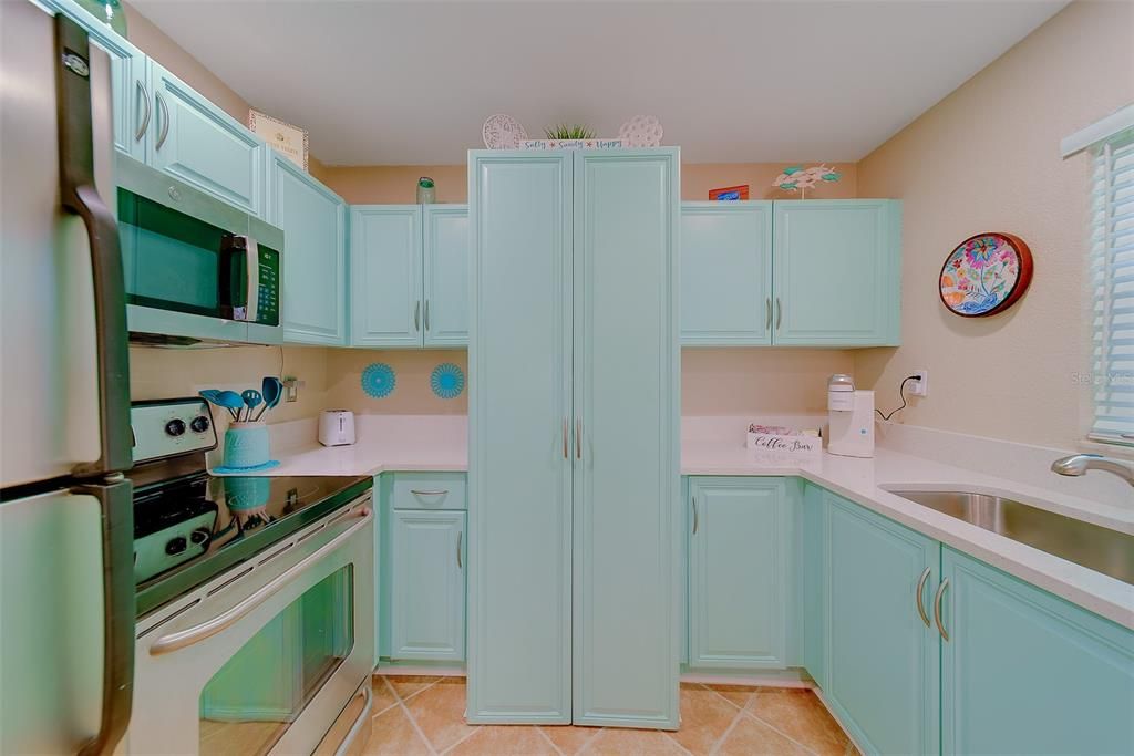 For Sale: $299,953 (2 beds, 2 baths, 881 Square Feet)