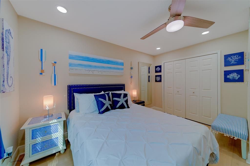 For Sale: $299,953 (2 beds, 2 baths, 881 Square Feet)