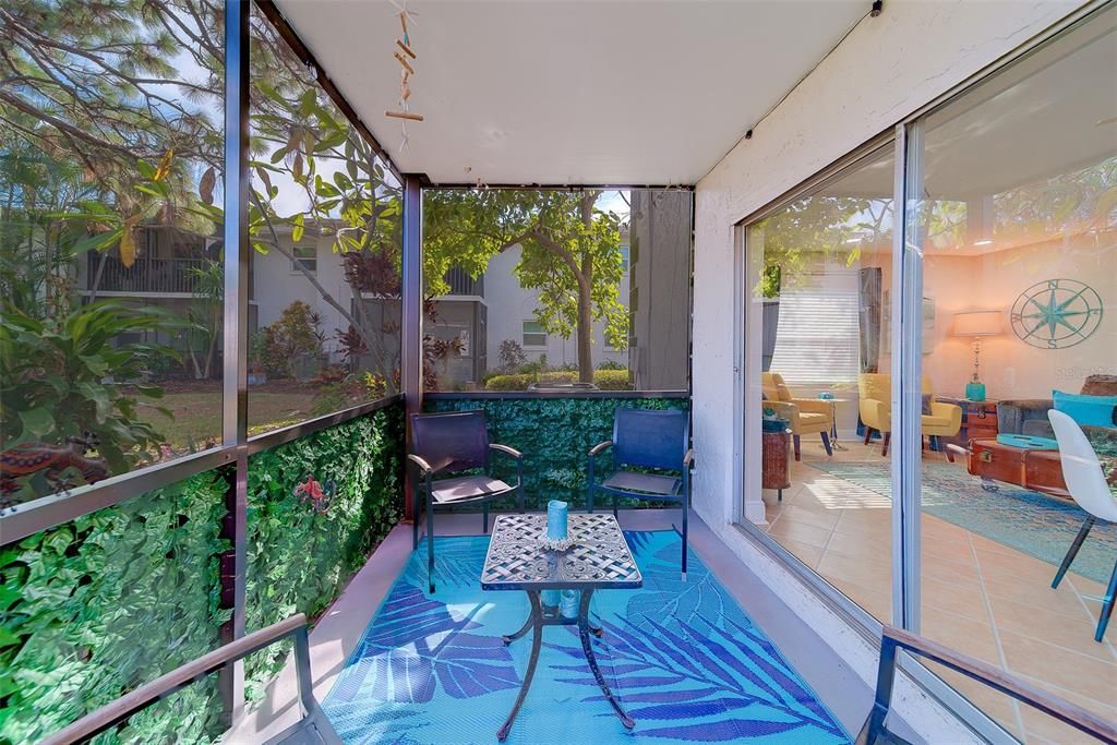 For Sale: $299,953 (2 beds, 2 baths, 881 Square Feet)