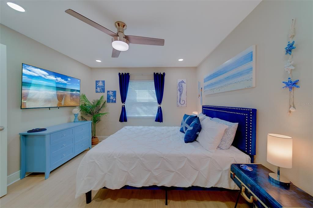 For Sale: $299,953 (2 beds, 2 baths, 881 Square Feet)