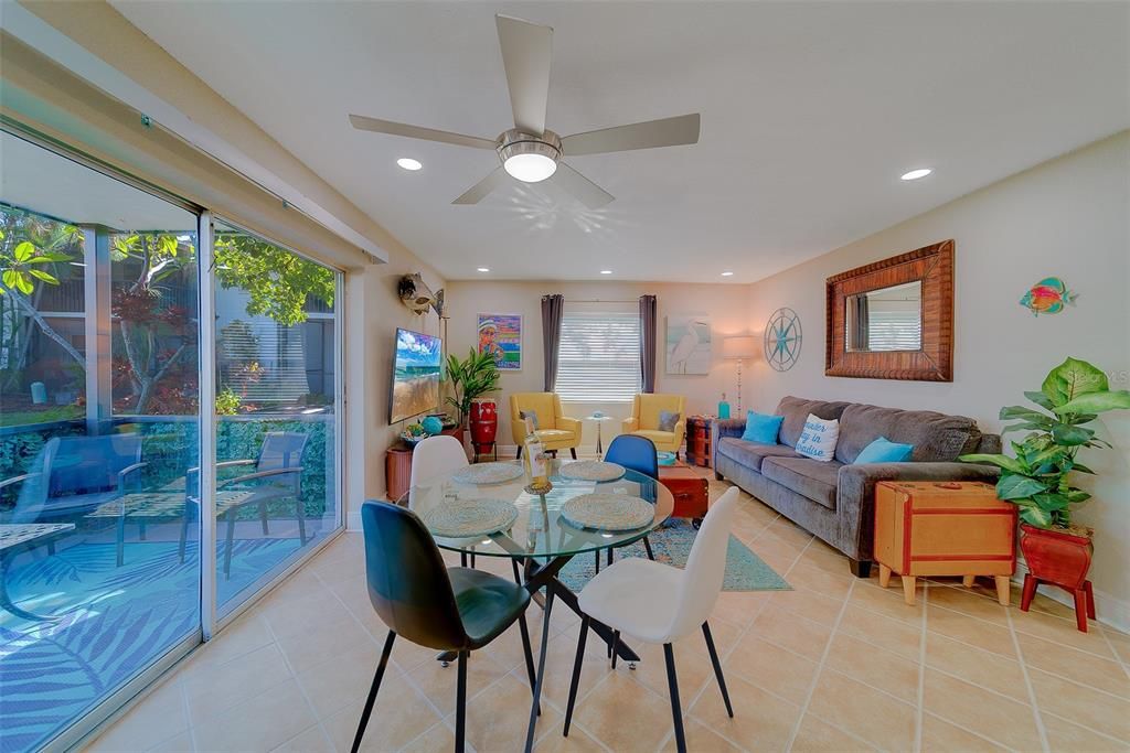 For Sale: $299,953 (2 beds, 2 baths, 881 Square Feet)