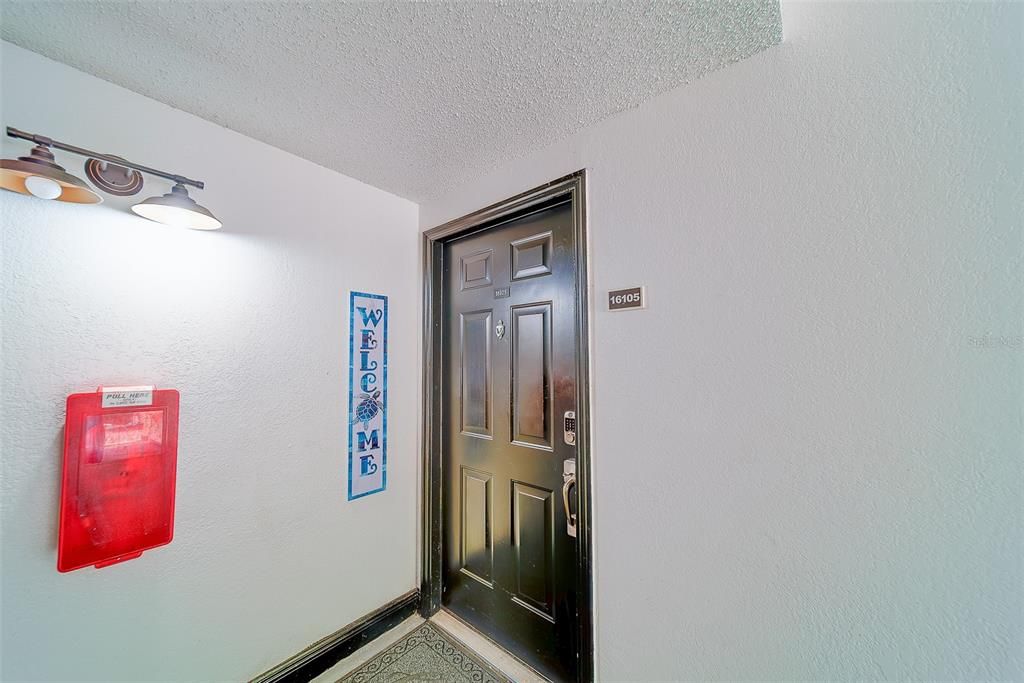 For Sale: $299,953 (2 beds, 2 baths, 881 Square Feet)