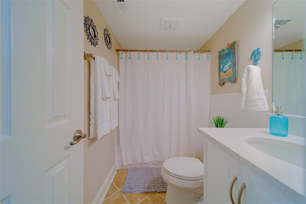 For Sale: $299,953 (2 beds, 2 baths, 881 Square Feet)