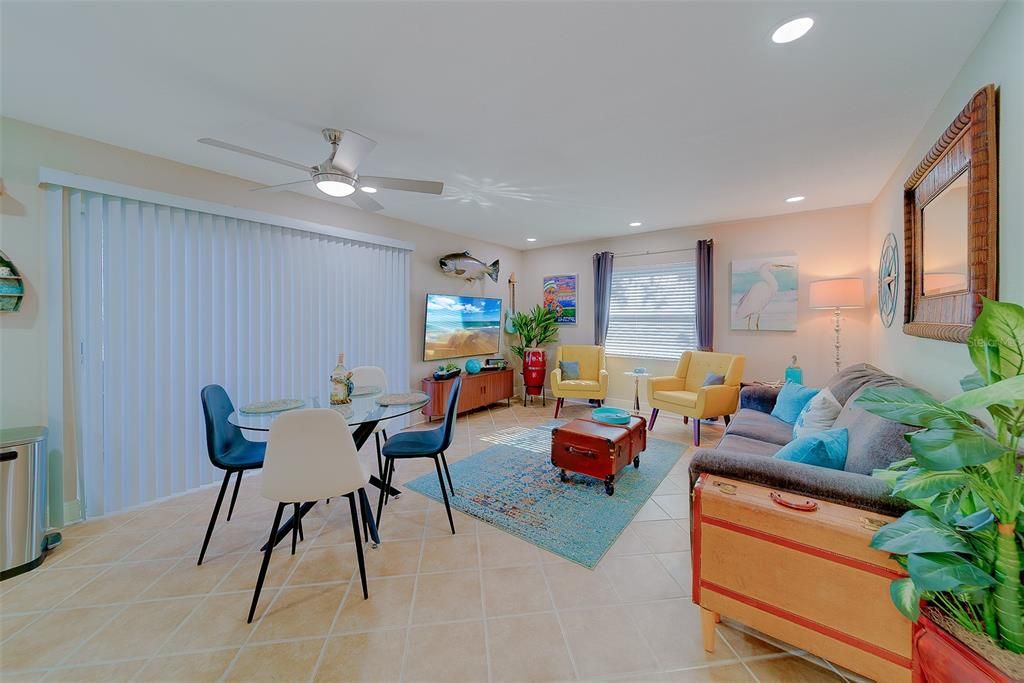 For Sale: $299,953 (2 beds, 2 baths, 881 Square Feet)