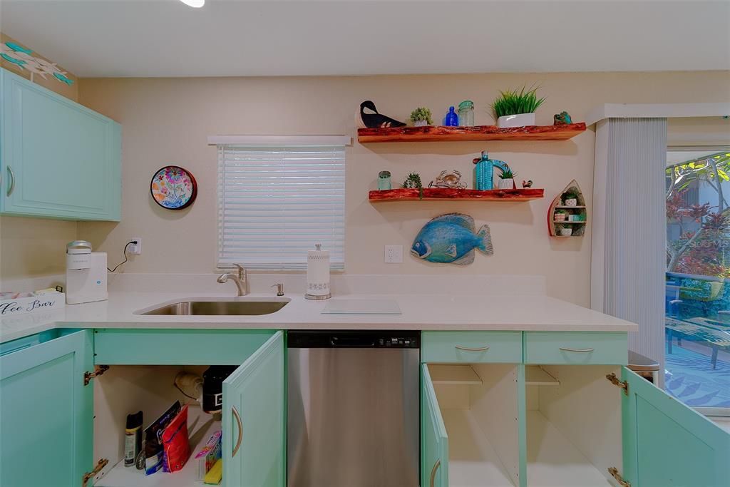 For Sale: $299,953 (2 beds, 2 baths, 881 Square Feet)