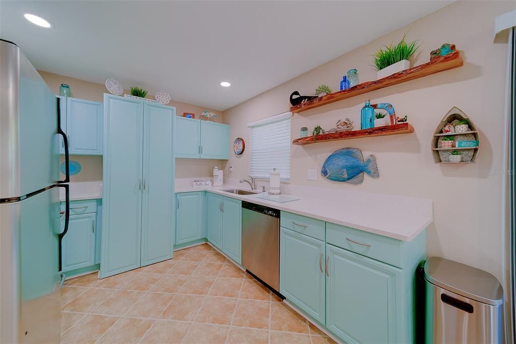 For Sale: $299,953 (2 beds, 2 baths, 881 Square Feet)