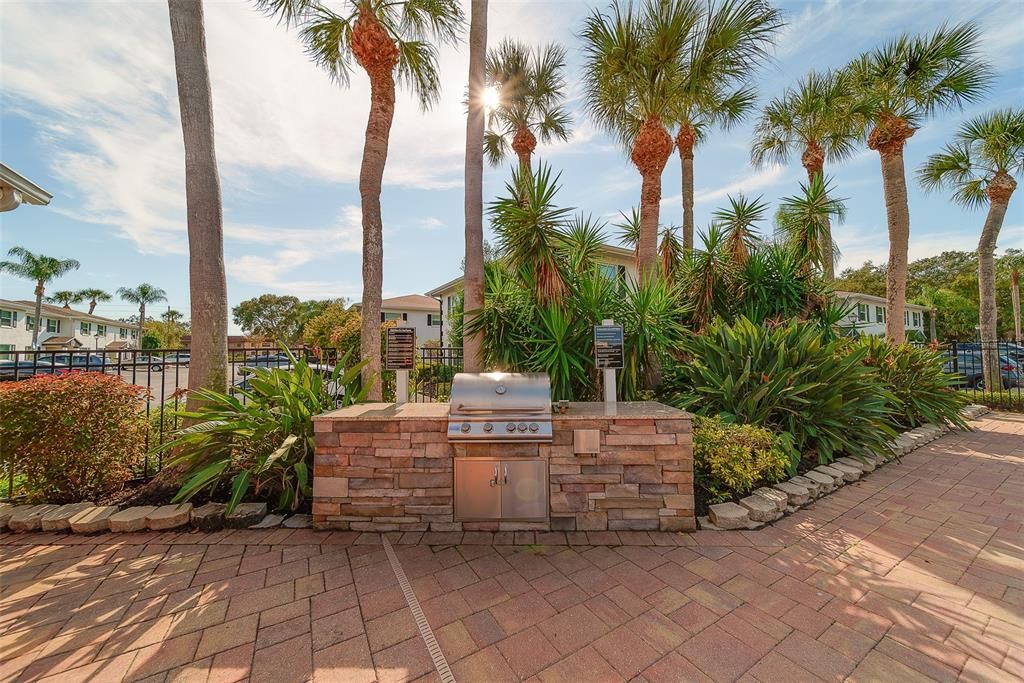 For Sale: $299,953 (2 beds, 2 baths, 881 Square Feet)