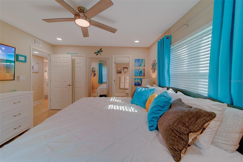 For Sale: $299,953 (2 beds, 2 baths, 881 Square Feet)