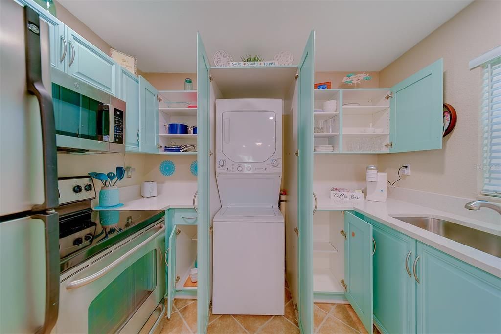 For Sale: $299,953 (2 beds, 2 baths, 881 Square Feet)