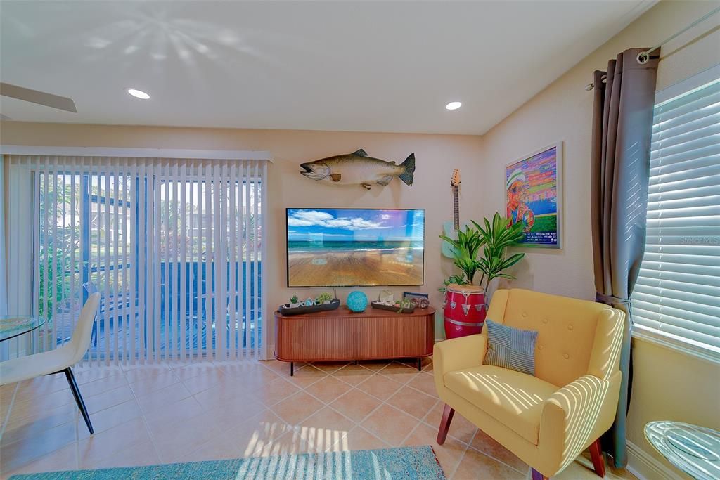 For Sale: $299,953 (2 beds, 2 baths, 881 Square Feet)