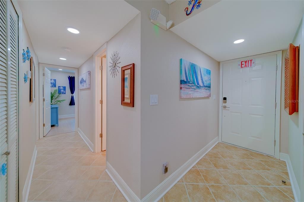 For Sale: $299,953 (2 beds, 2 baths, 881 Square Feet)