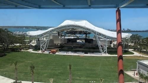 For Sale: $299,953 (2 beds, 2 baths, 881 Square Feet)