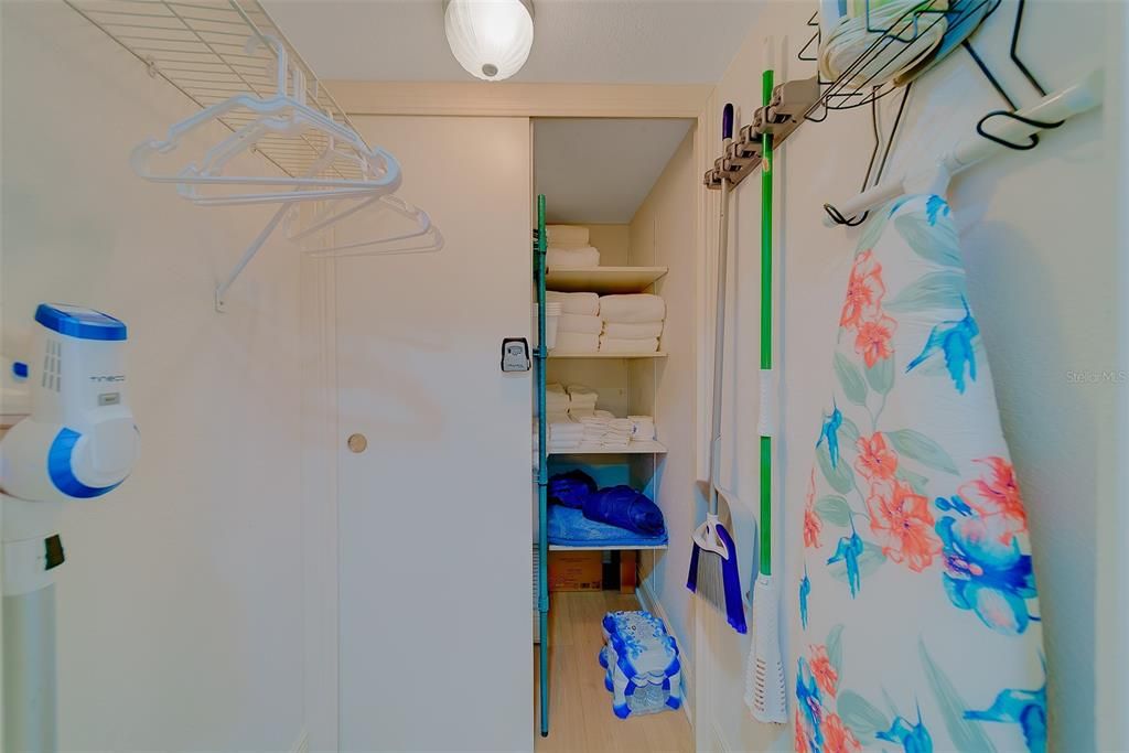 For Sale: $299,953 (2 beds, 2 baths, 881 Square Feet)