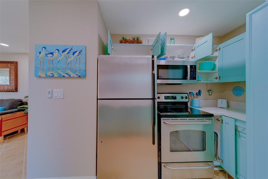 For Sale: $299,953 (2 beds, 2 baths, 881 Square Feet)