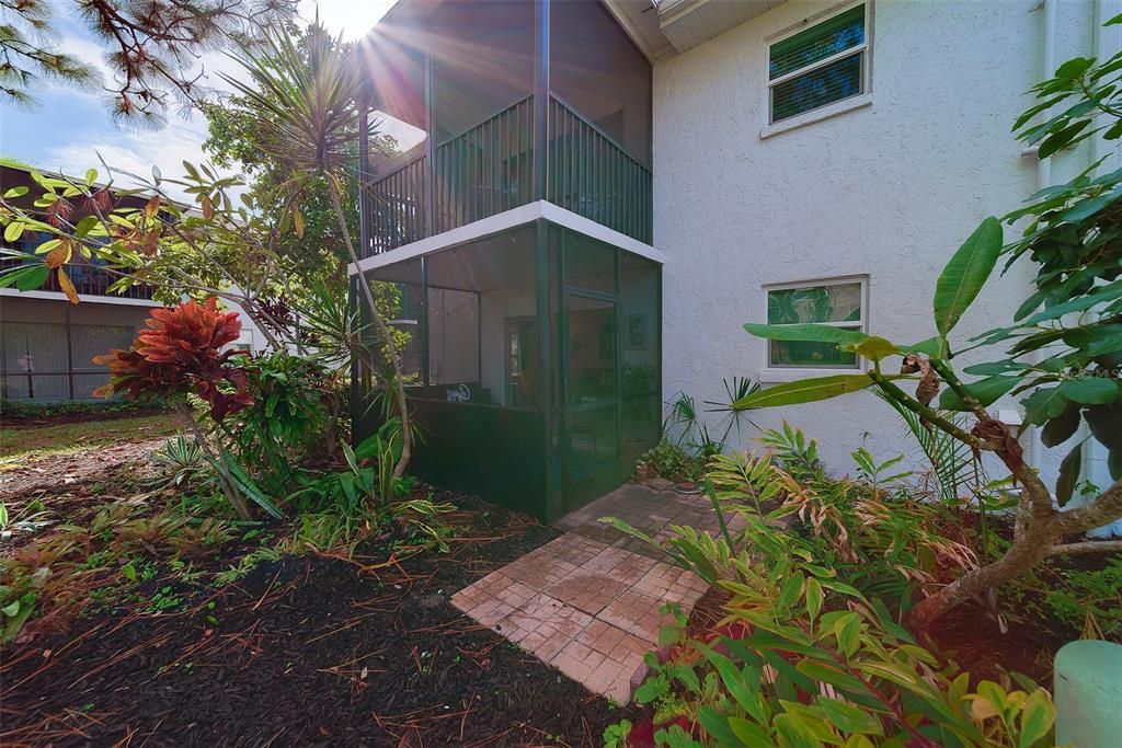 For Sale: $299,953 (2 beds, 2 baths, 881 Square Feet)