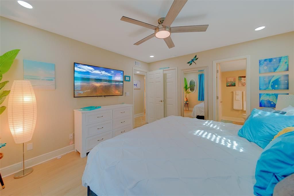 For Sale: $299,953 (2 beds, 2 baths, 881 Square Feet)