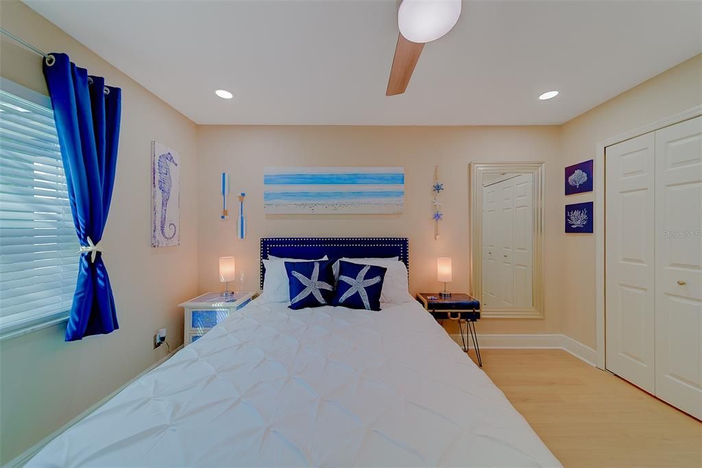 For Sale: $299,953 (2 beds, 2 baths, 881 Square Feet)